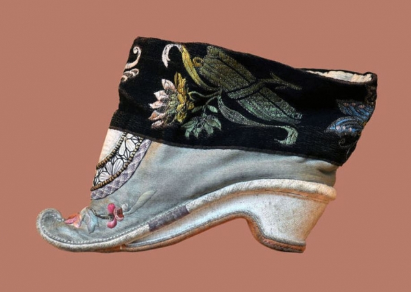 사진2. 18세기 중국 신발 출처: 다음백과