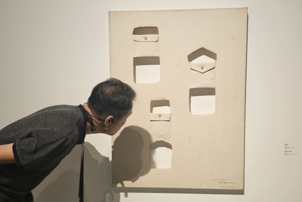 필자가 리움미술관에서 전시중인 김범의 '자화상'을 들여다보고 있다.