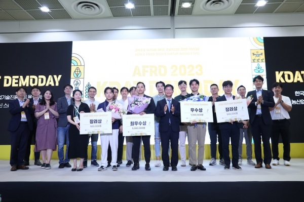심플플래닛 정일두 대표가 EMA-AGRIFOOD 데모데이에서 1위인 최우수상을 수상했다