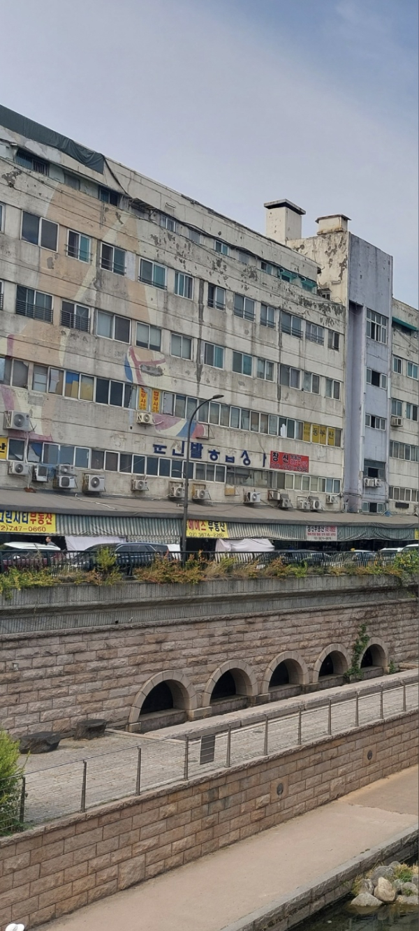 오간수문은 개천의 물이 성 밖으로 빠져나갈 수 있도록 동대문과 광희문 사이 성곽 아래에 만든 수문이다. 세종 때 이간수문을 추가로 설치했다. 1760년(영조36) 대대적으로 정비하였으며, 주변에 버드나무가 많아 봄놀이 장소로 유명했다. 수문은 1907년에 헐렸고, 그 자리에 콘크리트로 만든 오간수교가 놓였는데, 청계천 복개공사 때 사라지게 되었다. 사진© 김정희