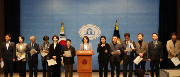 22대 국회 더불어민주당 기후행동의원모임인 ‘비상’은 2024년 6월 5일 출범했다. 의원들은 기후위기로 인한 인류의 비상(非常) 상황을 강조하며 “지금 당장 행동하겠다”는 의미라고 출범 취지를 밝혔다.지난 2024년 5월, 발족한 국회의원 모임 ‘비상’엔 이소영, 박지혜, 한정애, 김정호, 김성환, 위성곤, 민형배, 김영배, 김원이, 허영, 염태영, 박정현, 임미애, 차지호, 백승아 의원 등 15명의 의원이 참여하고 있다.