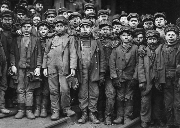 ⓒ루이스 하인(Lewis Wickes Hine), 펜실베니아 광산에 고용된 석탄 깨기 작업을 하는 소년들, 1911년
