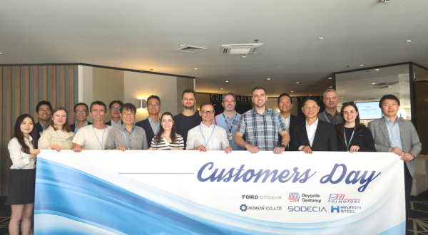 현대제철 및 글로벌 고객사 임직원들이 Customers Day 행사에서 단체로 기념촬영을 하고 있다.