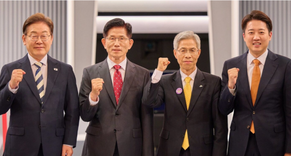 더불어민주당 이재명·국민의힘 김문수·민주노동당 권영국·개혁신당 이준석 대선후보가 23일 서울 여의도 KBS 스튜디오에서 열린 제21대 대선 2차 후보자 토론회에서 기념 촬영을 하고 있다. © 더불어민주당